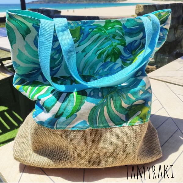 Totebag/bolso de playa, con una tela muy colorida predominando tonos turquesa y combinado con arpillera | Tamyraki | MinimallStore